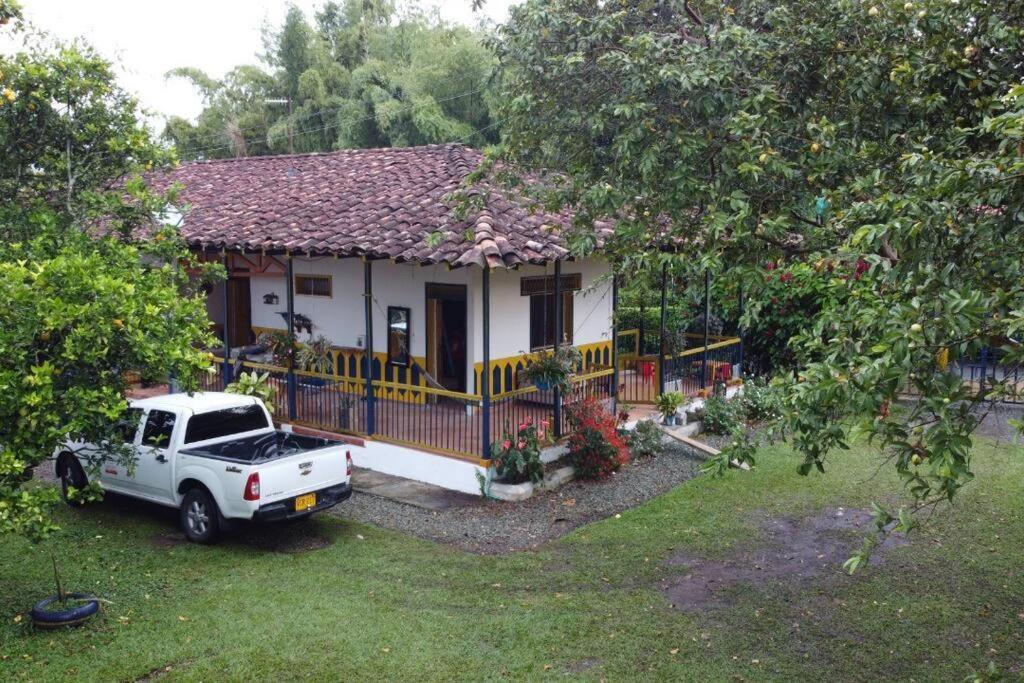 Casa Finca Villa Luz A 800 Mts Del Parque Del Cafe Montenegro Eksteriør bilde